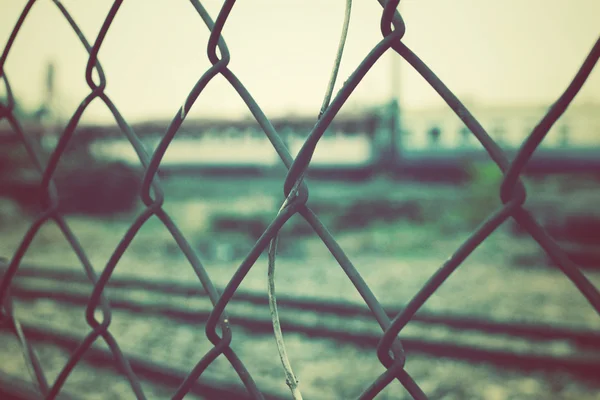 Cerca de arame vintage na estação ferroviária — Fotografia de Stock