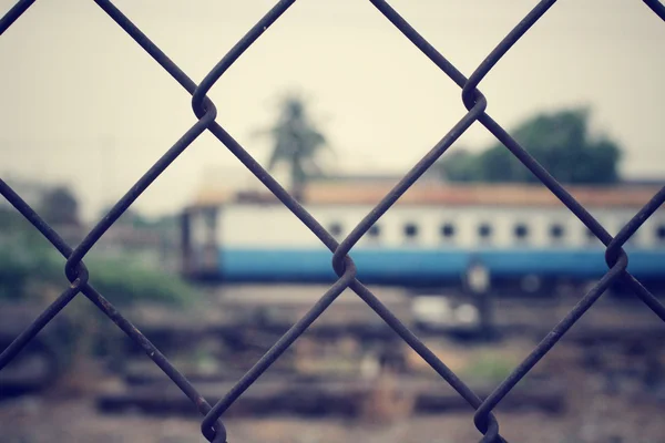 Vintage wire staket på järnvägsstation — Stockfoto