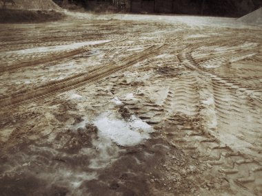 Topraktaki tekerlek izleri.