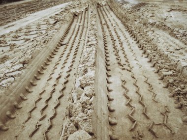 Topraktaki tekerlek izleri.