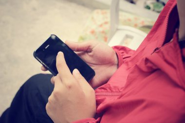 Akıllı telefon kullanan el