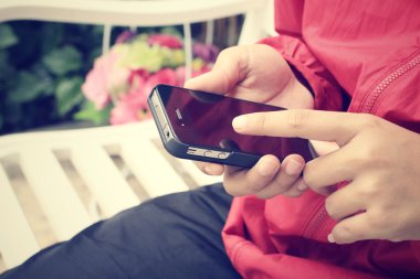 Akıllı telefon kullanan el