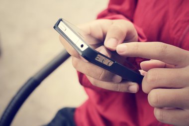 Akıllı telefon kullanan el