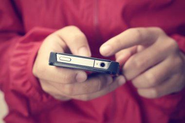 Akıllı telefon kullanan el