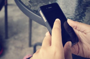 Akıllı telefon kullanan el