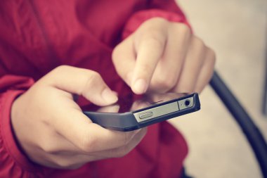 Akıllı telefon kullanan el