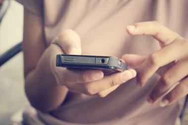 Akıllı telefon kullanan el