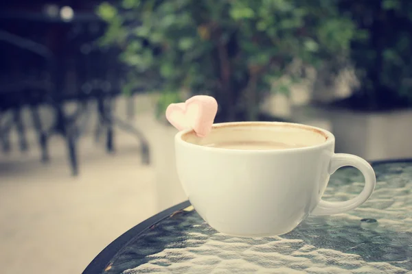 Café latte com marshmallow rosa coração para o dia dos namorados — Fotografia de Stock