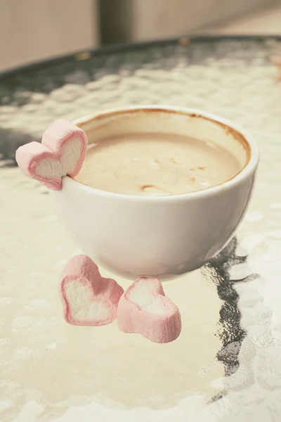 Latte kaffe med hjärta rosa marsipan för alla hjärtans dag — Stockfoto