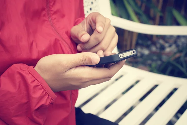 Hand using smart phone — Stock Photo, Image