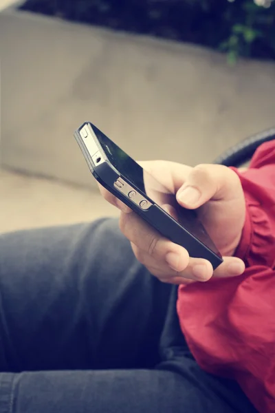 Hand using smart phone — Stock Photo, Image