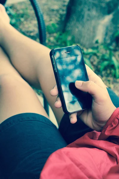 Hand using smart phone — Stock Photo, Image