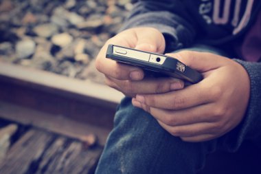 Akıllı telefon tren istasyonunda kullanma