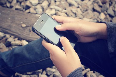 Akıllı telefon tren istasyonunda kullanma