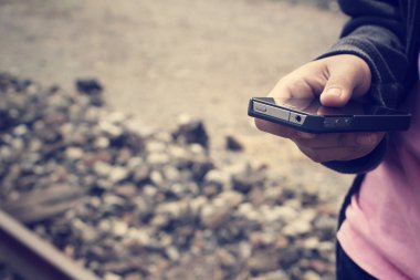 Akıllı telefon tren istasyonunda kullanma