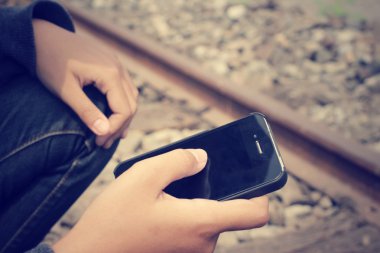 Akıllı telefon tren istasyonunda kullanma