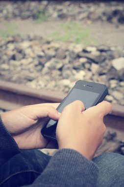 Akıllı telefon tren istasyonunda kullanma
