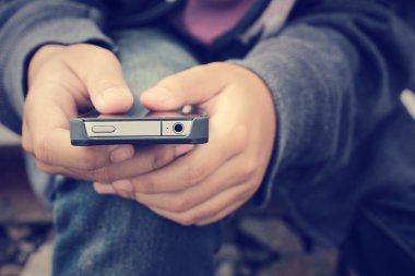 Akıllı telefon tren istasyonunda kullanma