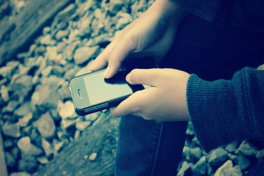 Akıllı telefon tren istasyonunda kullanma