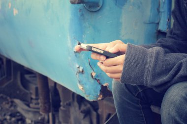 Akıllı telefon tren istasyonunda kullanma