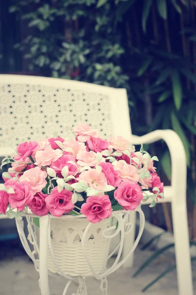 Vintage róż z ławki krzesła — Zdjęcie stockowe