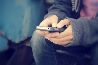 Akıllı telefon tren istasyonunda kullanma