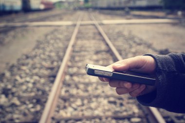 Akıllı telefon tren istasyonunda kullanma