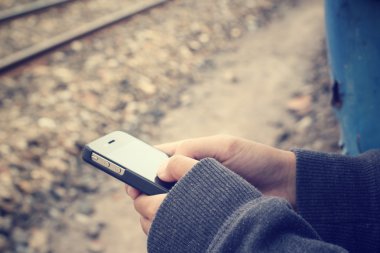 Akıllı telefon tren istasyonunda kullanma