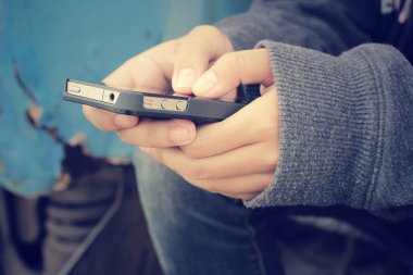 Akıllı telefon tren istasyonunda kullanma