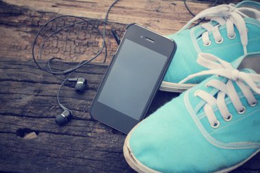 Akıllı telefon ve kulaklık ile spor ayakkabı