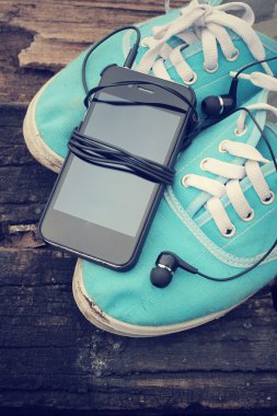 Akıllı telefon ve kulaklık ile spor ayakkabı
