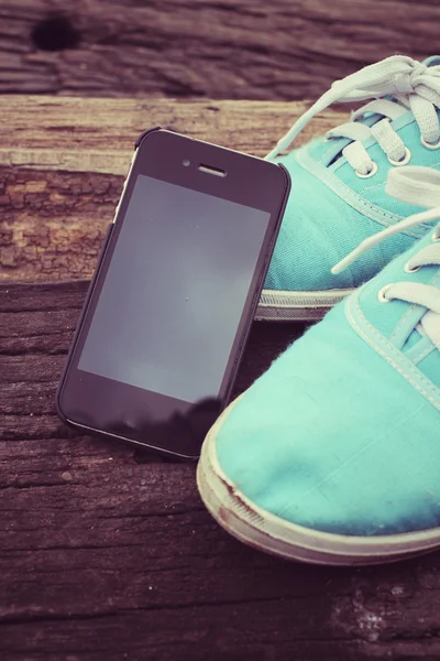 智能手机与运动鞋 — 图库照片