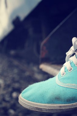 Selfie tren istasyonunda spor ayakkabı