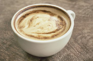 Klasik latte sanat kahvesi.