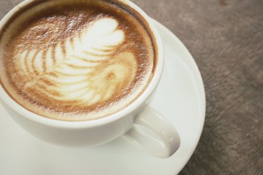 Klasik latte sanat kahvesi.