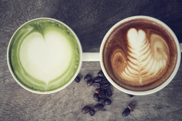 Café de arte latte vintage con té verde — Foto de Stock