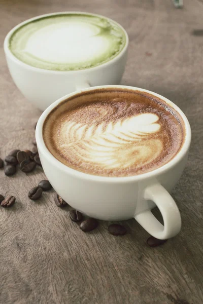 ビンテージ ラテアート緑茶とコーヒー — ストック写真