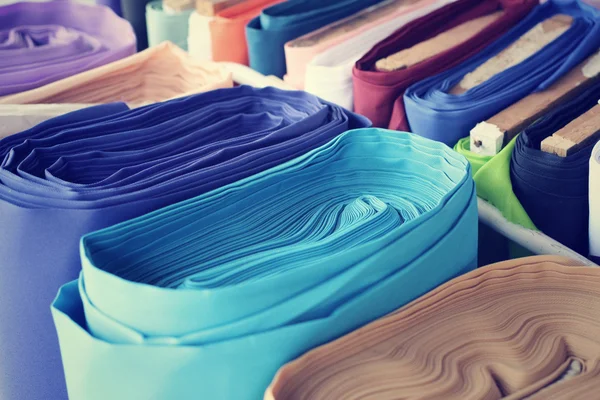 Ролики разноцветной ткани — стоковое фото