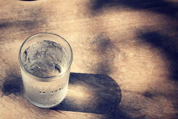 Wasser mit Schatten trinken — Stockfoto