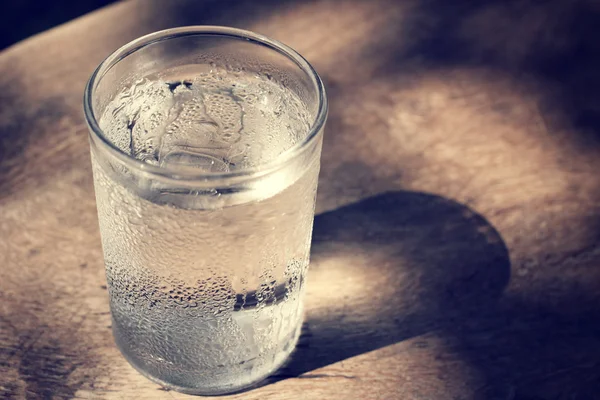 Пейте воду с тенью — стоковое фото