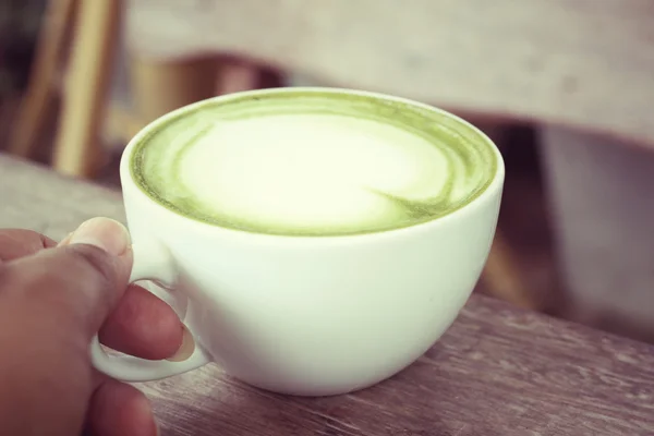 Beber té verde y leche —  Fotos de Stock