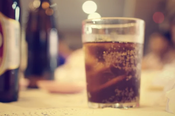 氷でコーラのぼやけ — ストック写真