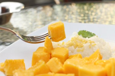 Olgun mango ve Hindistan cevizi sütü ile yapışkan pirinç