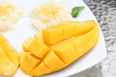 Olgun mango ve Hindistan cevizi sütü ile yapışkan pirinç