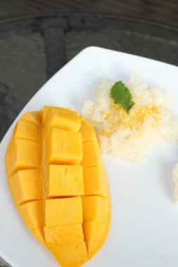 Olgun mango ve Hindistan cevizi sütü ile yapışkan pirinç