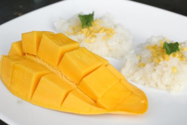 Olgun mango ve Hindistan cevizi sütü ile yapışkan pirinç