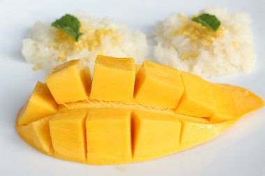 Olgun mango ve Hindistan cevizi sütü ile yapışkan pirinç