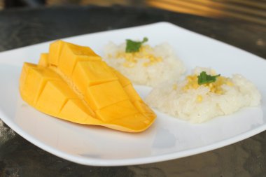 Olgun mango ve Hindistan cevizi sütü ile yapışkan pirinç