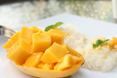 Olgun mango ve Hindistan cevizi sütü ile yapışkan pirinç