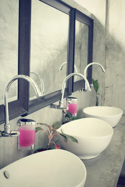 Borroso de baño público vacío con lavabos espejo —  Fotos de Stock